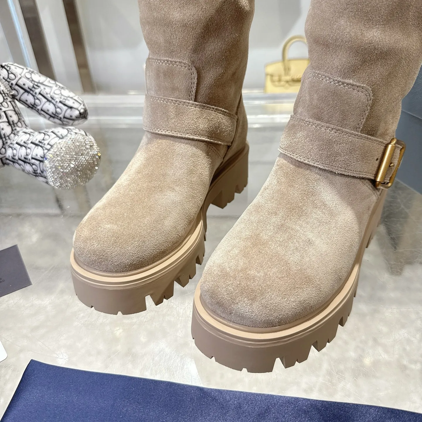 👟👟Ex-factory price 700👟👟 🔥Heavyweight🔥4050 Prada/PRADA autumn and winter snow boots counter new thick-soled anti-ski boots warm wool short boots, the same style as PRADA autumn and winter T-stage catwalk catwalk celebrity stars, original 1:1 replica, high-quality quality! The top version is comfortable on the feet and makes you look slimmer, elegant and intellectual! It is a rare pair of comfortable and warm casual snow boots! ❶Fabric: High mercerized cow suede/first layer cowhide ❷Lining: %100 pure wool imported from Australia ❸Feet: %100 pure wool imported from Australia ❹Outsole: Original TPU foam bottom Four-color women's sizes: 36–42. Complete packaging, with certified pure cotton bag after-sales service card.